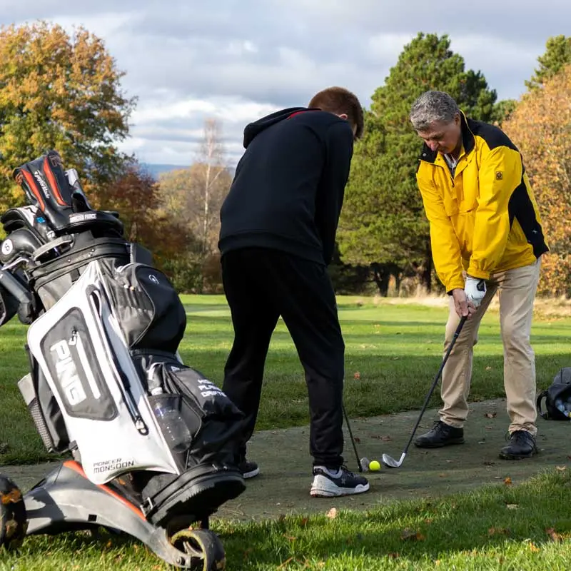 david skiffington teaching a student golfer